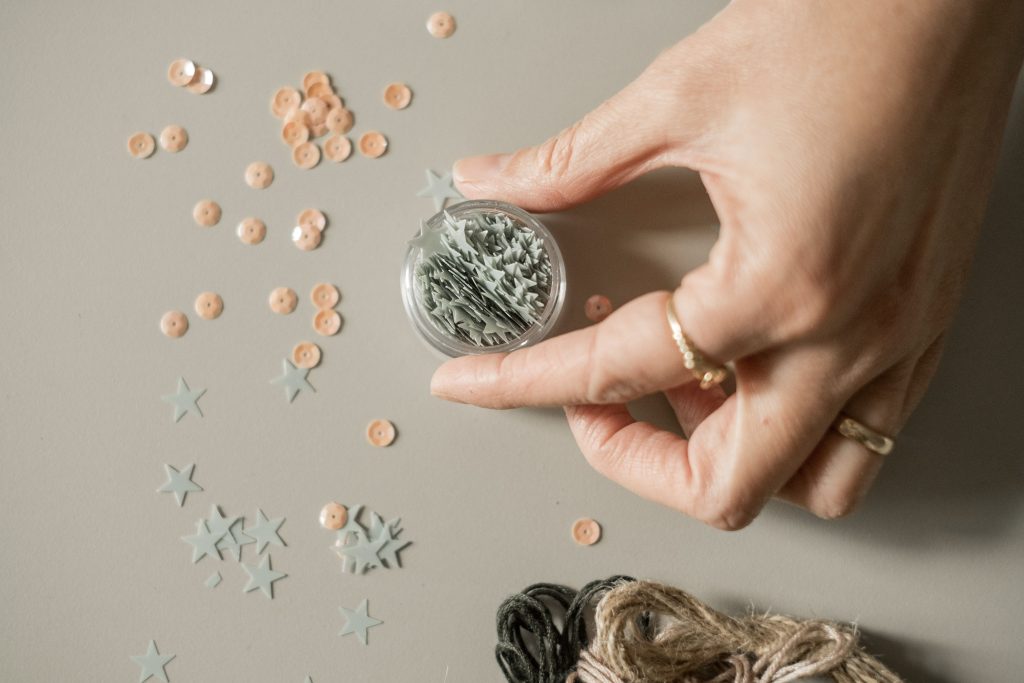 Fili e perline: il ricamo come rituale di benessere